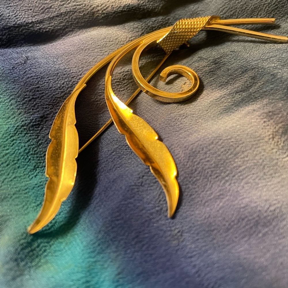 Mid century gold tone leaf brooch 🍂